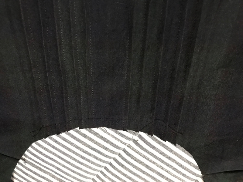 襟ぐりにミシン